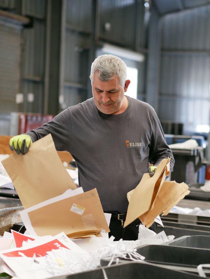 tri des papiers par un collaborateur d